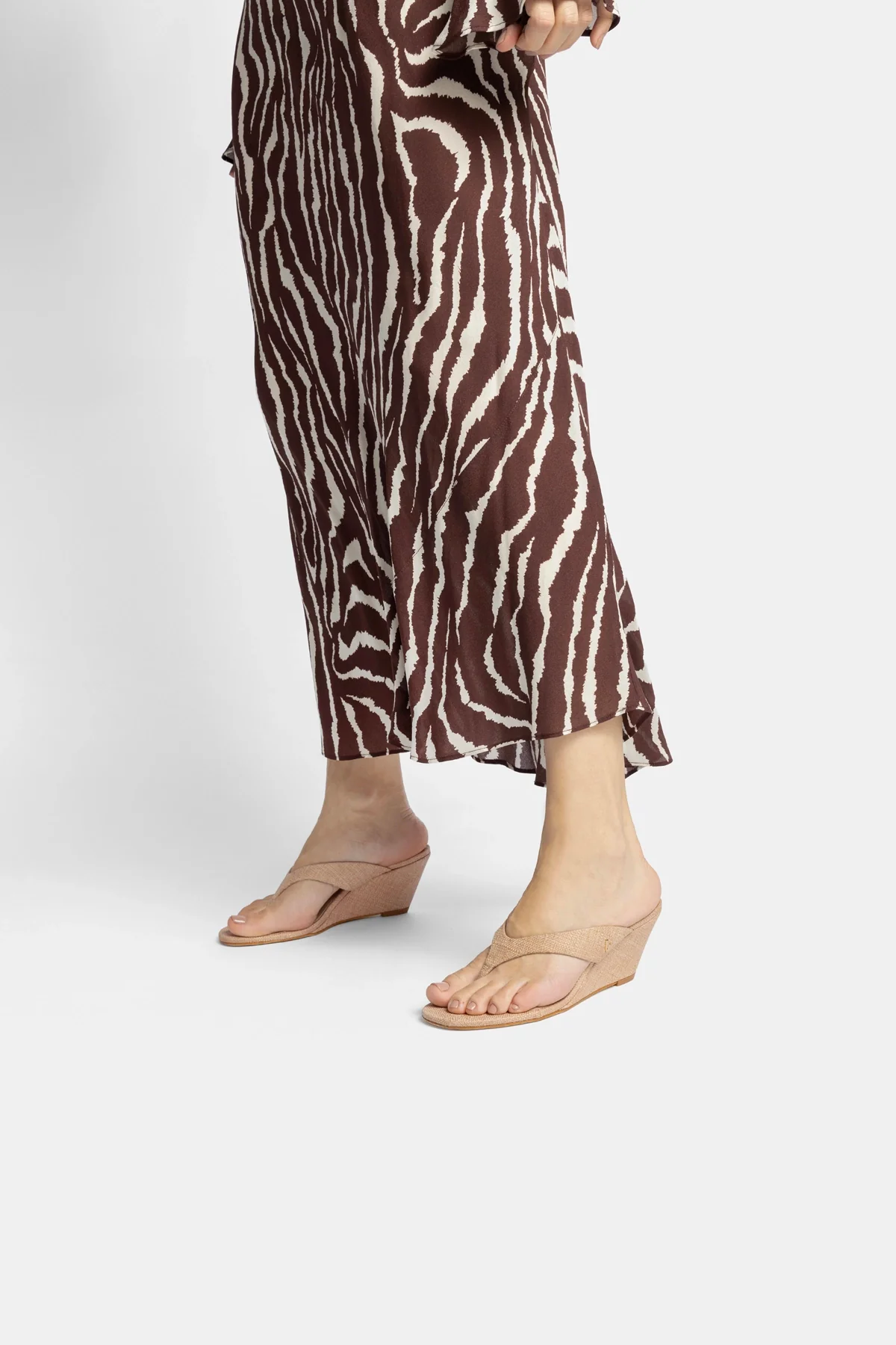 Gaia Low Wedge In Beige Raffia - Image 5