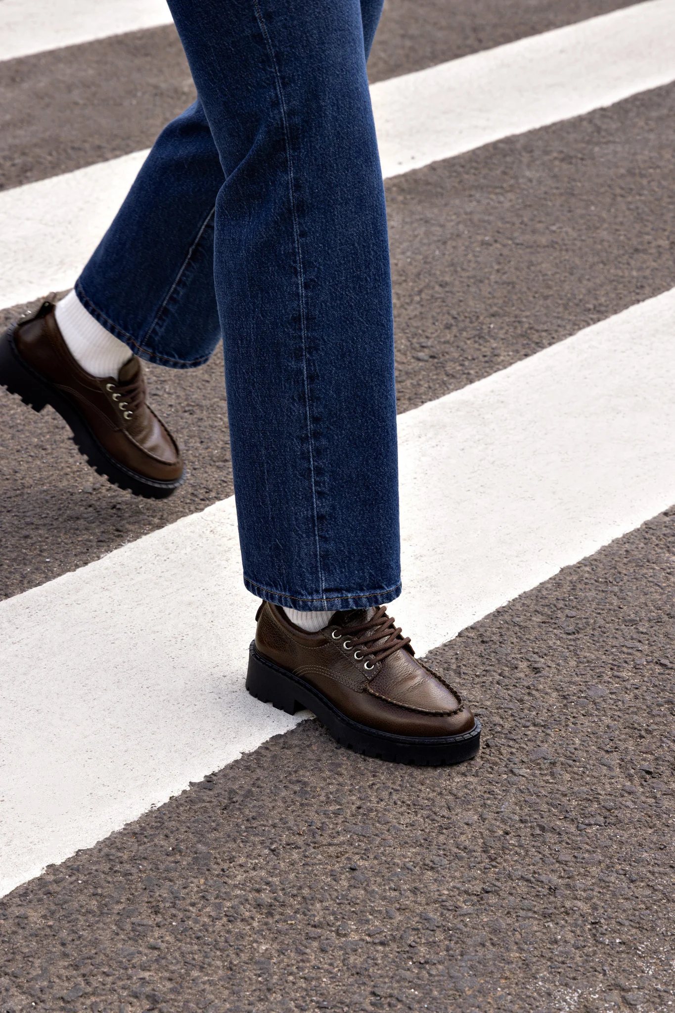 London Lace Up Loafer In Brown Leather - Image 7